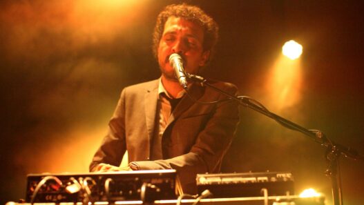 Kid Francescoli tocando