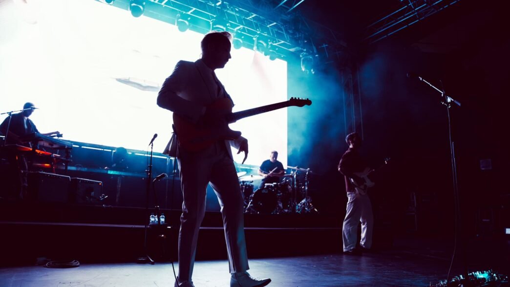 Two Door Cinema Club en México